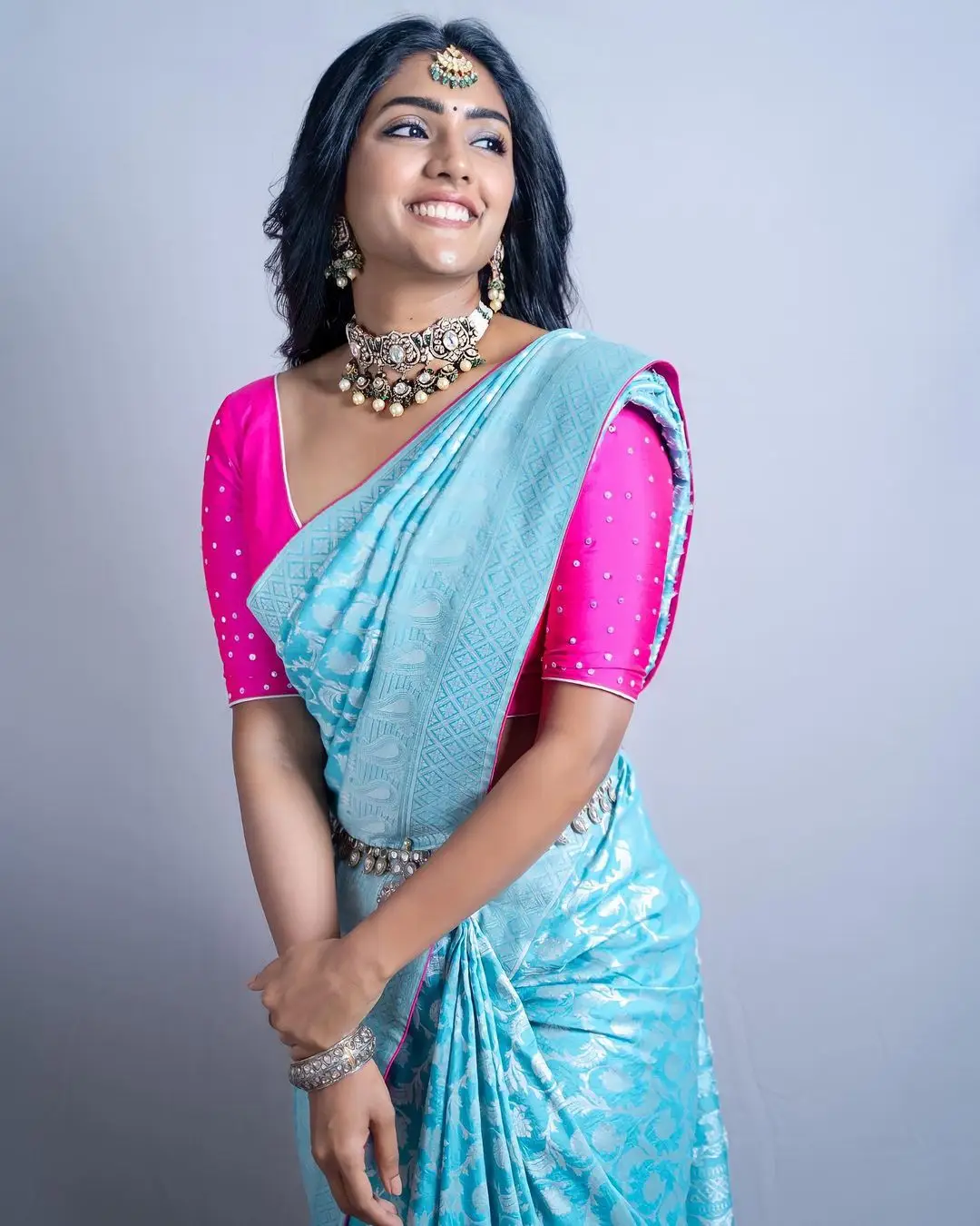 EESHA REBBA IN SOUTH INDIAN TRADITIONAL BLUE SAREE PINK BLOUSE 2